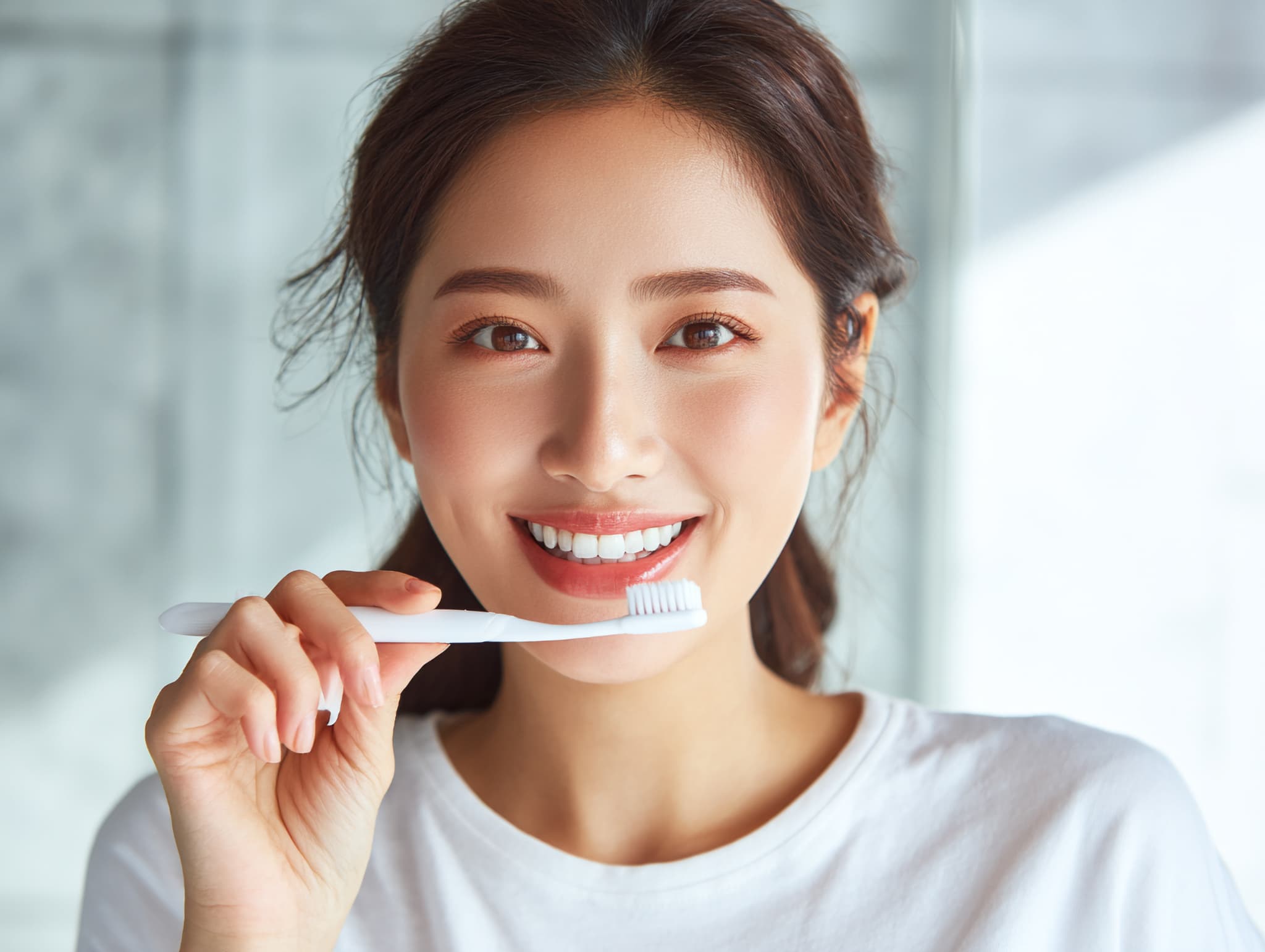 銀歯の下が虫歯になるのを防ぐため丁寧に歯磨きをする女性