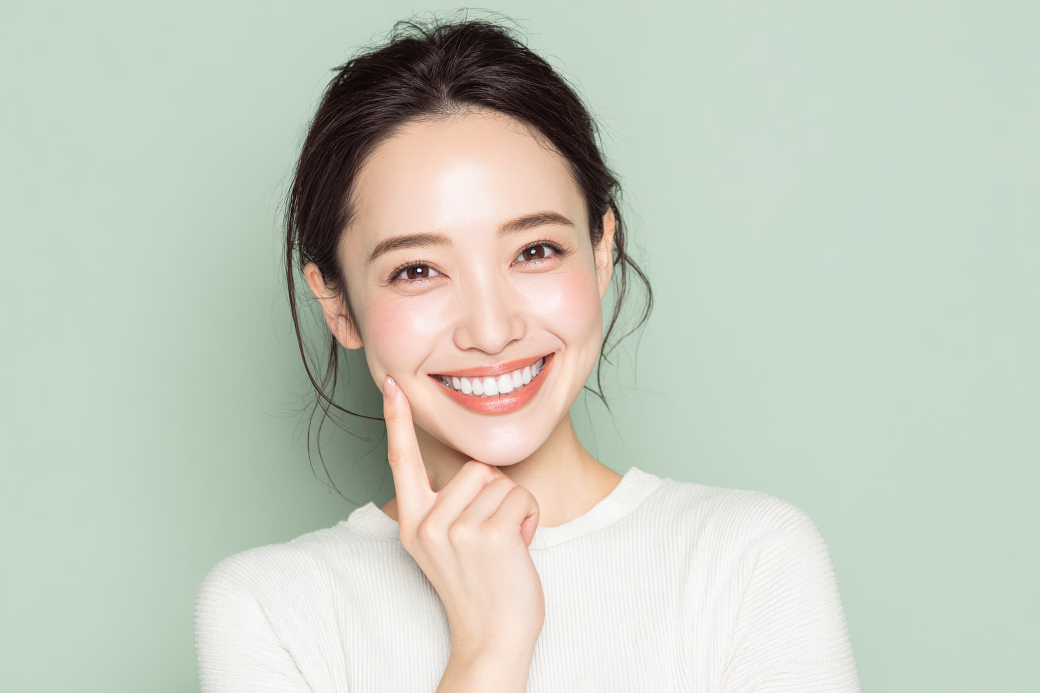 銀歯の下に虫歯ができるのを予防し健康的な口内環境を維持する笑顔の女性