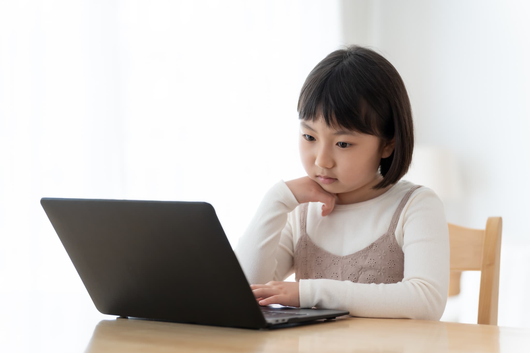 八重歯になる原因である頬杖をつく様子