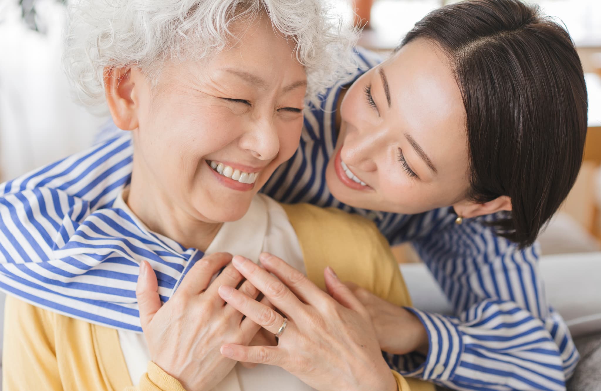 入れ歯を正しくお手入れし毎日快適に過ごす笑顔の親子