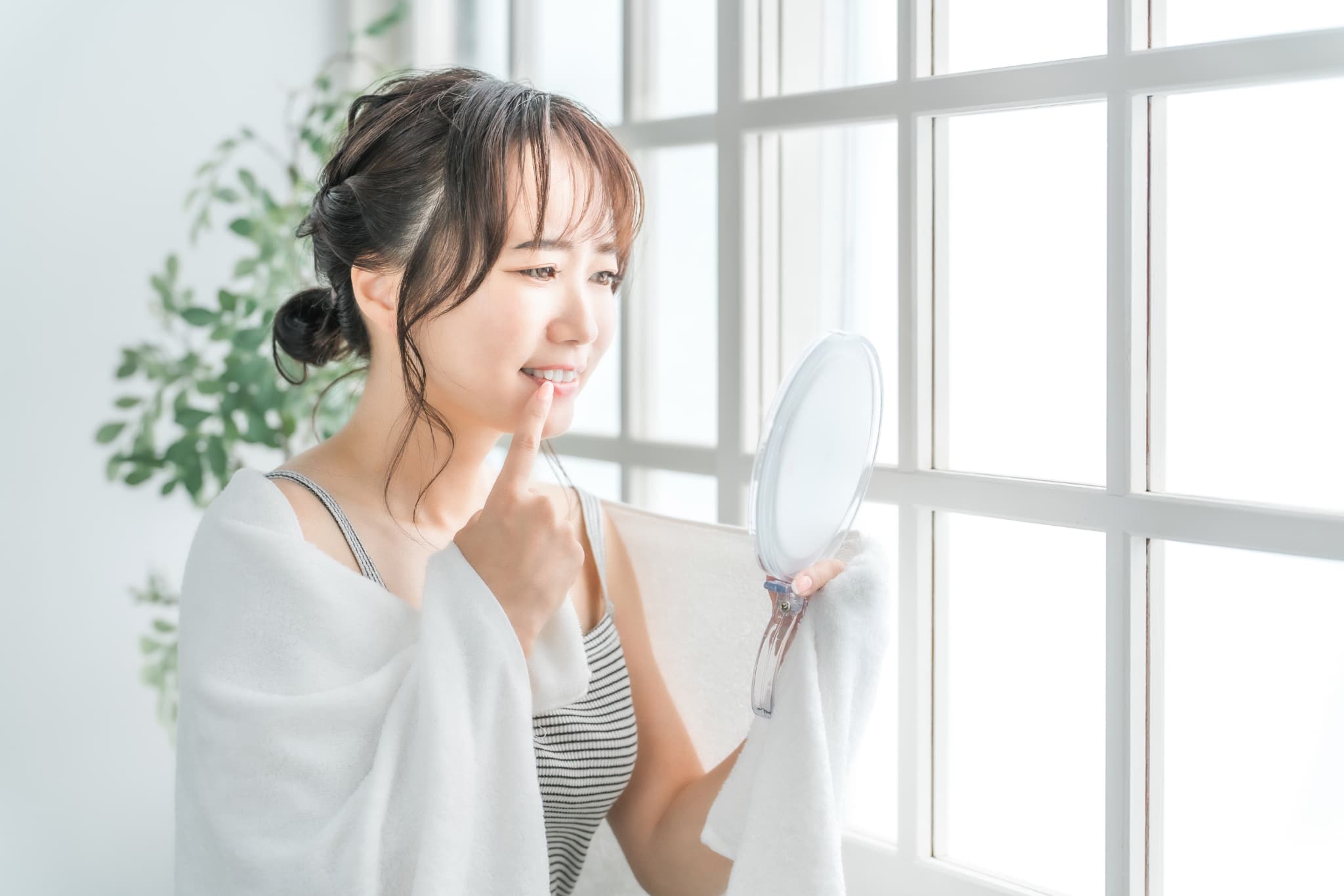 八重歯は矯正したほうがよいのか悩む女性