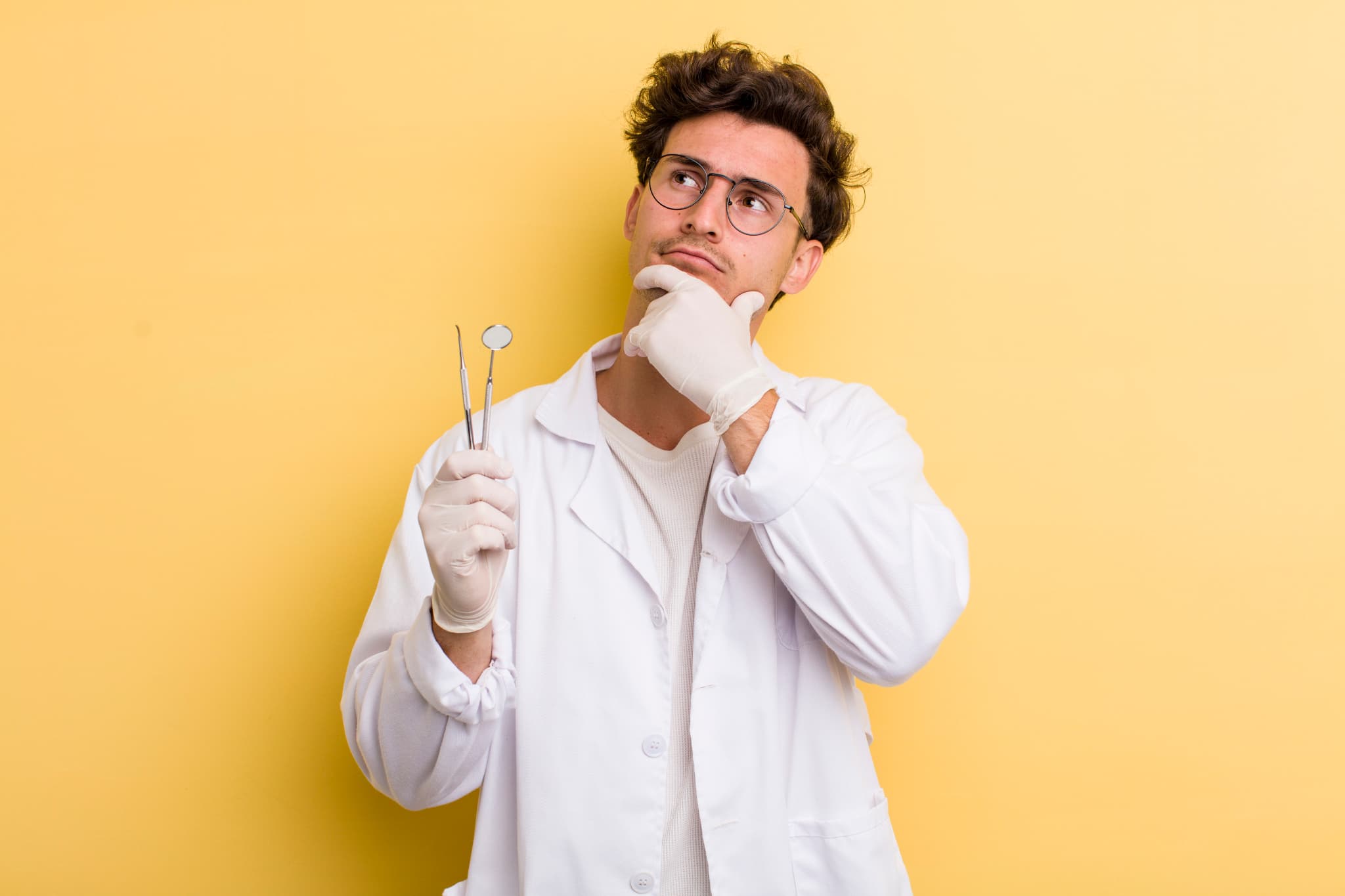 マウスピース矯正は何年かかるのか考える男性