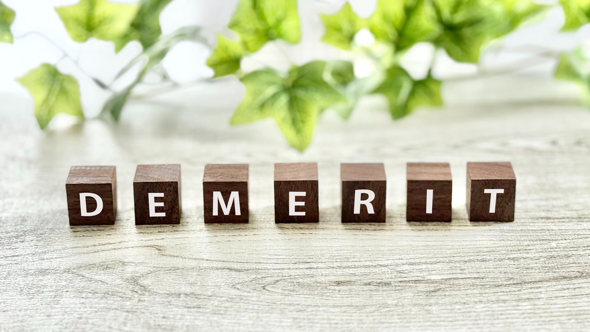 前歯をセラミックにするデメリットイメージ