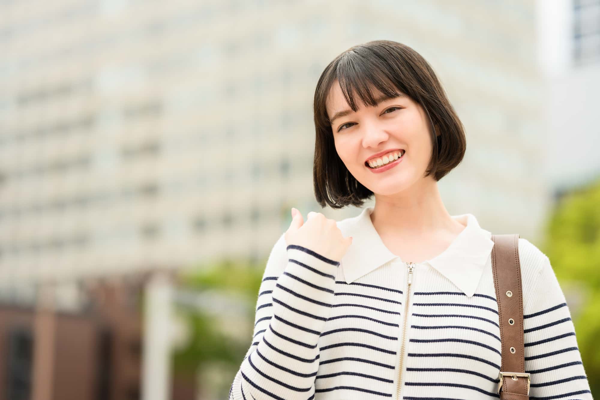 出っ歯を矯正した笑顔の女性