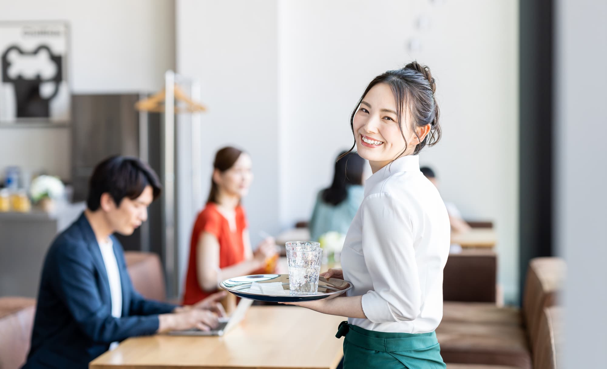 セラミック治療で美しい歯になった金属アレルギーの女性