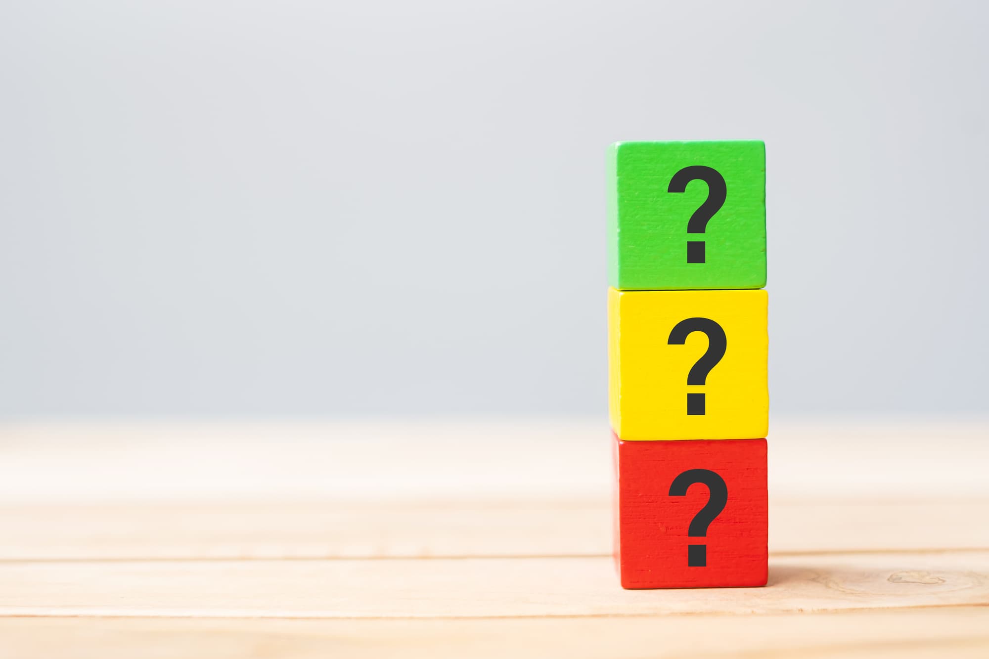 喫煙者がホワイトニングすると歯は白くなるのか考えるイメージのハテナマーク3つ