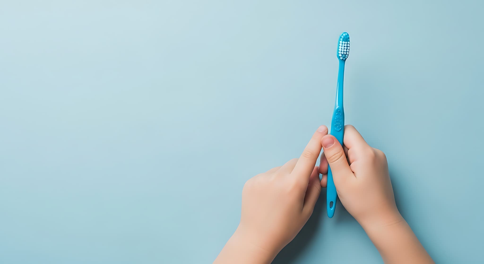 歯ブラシを持つ子どもの手