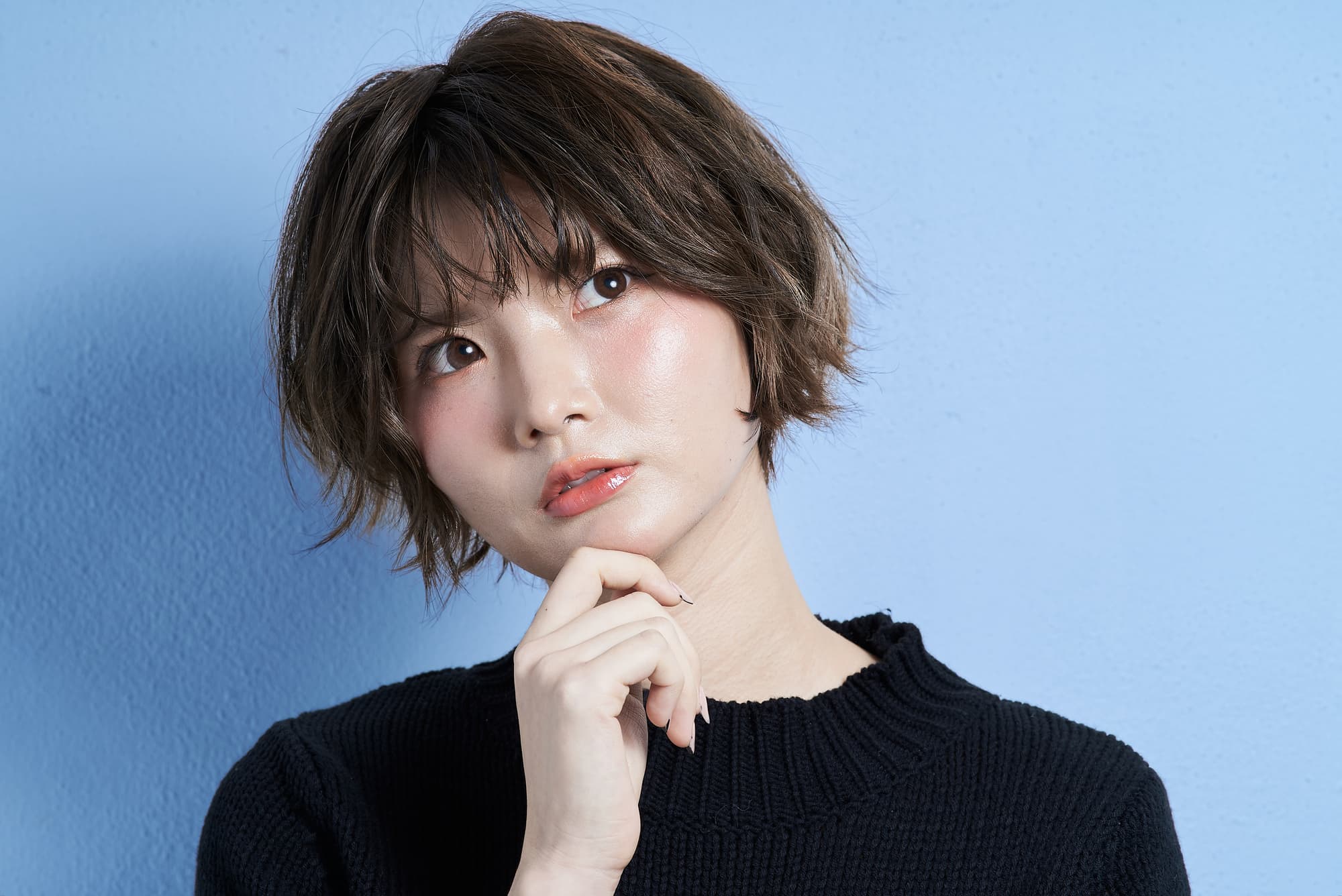 マウスピース矯正で八重歯は治せるのか考える女性