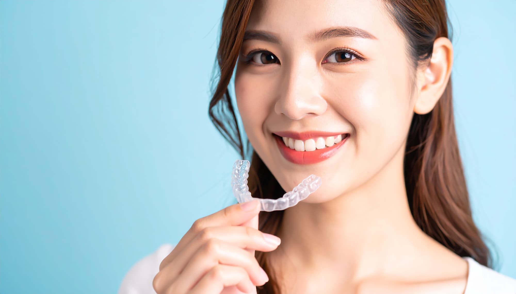 マウスピースで八重歯を矯正した笑顔の女性