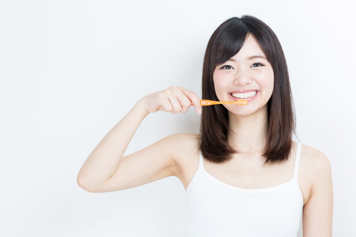歯周病を予防するための歯磨きをしている女性