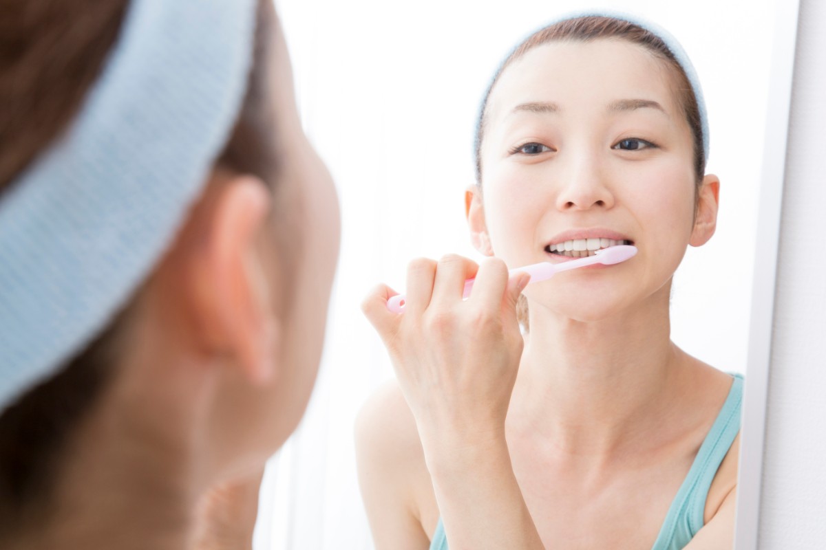 歯周病を予防するための歯磨きをしている女性
