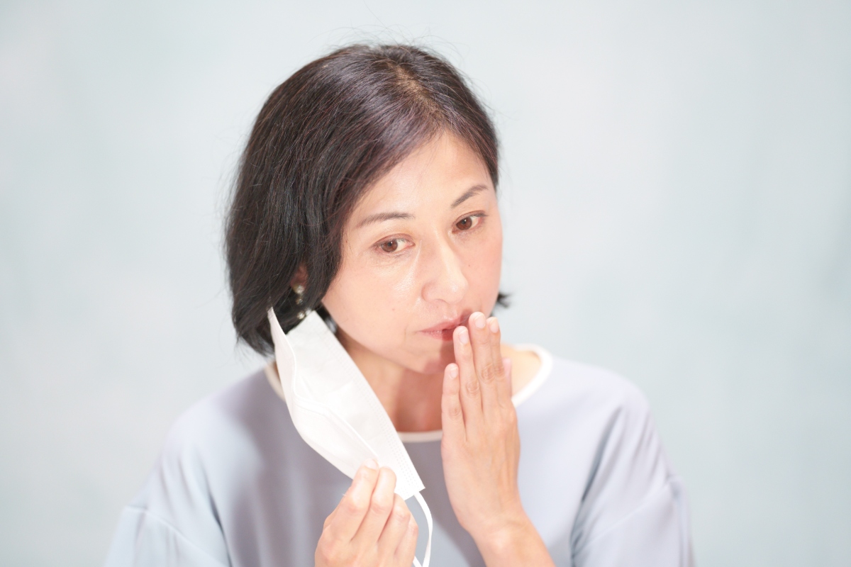 入れ歯で口臭が起こっている様子