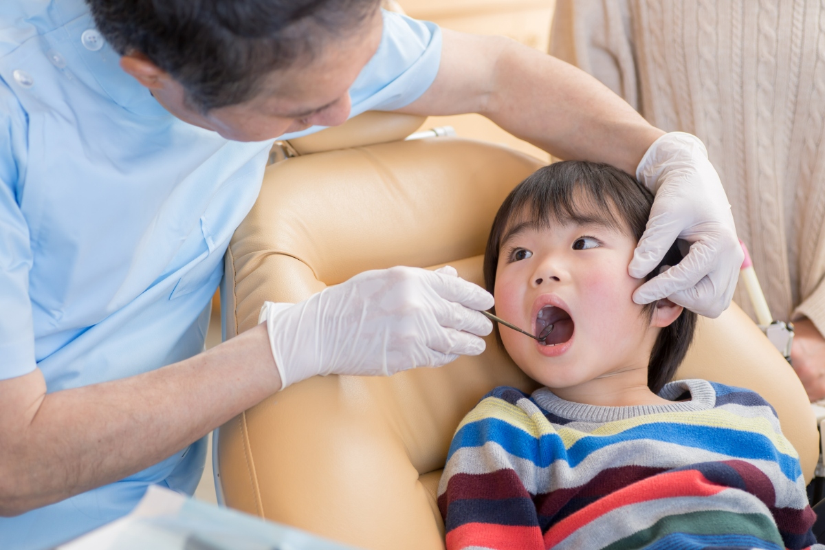 子どもの口呼吸を改善するために歯科受診をしている様子