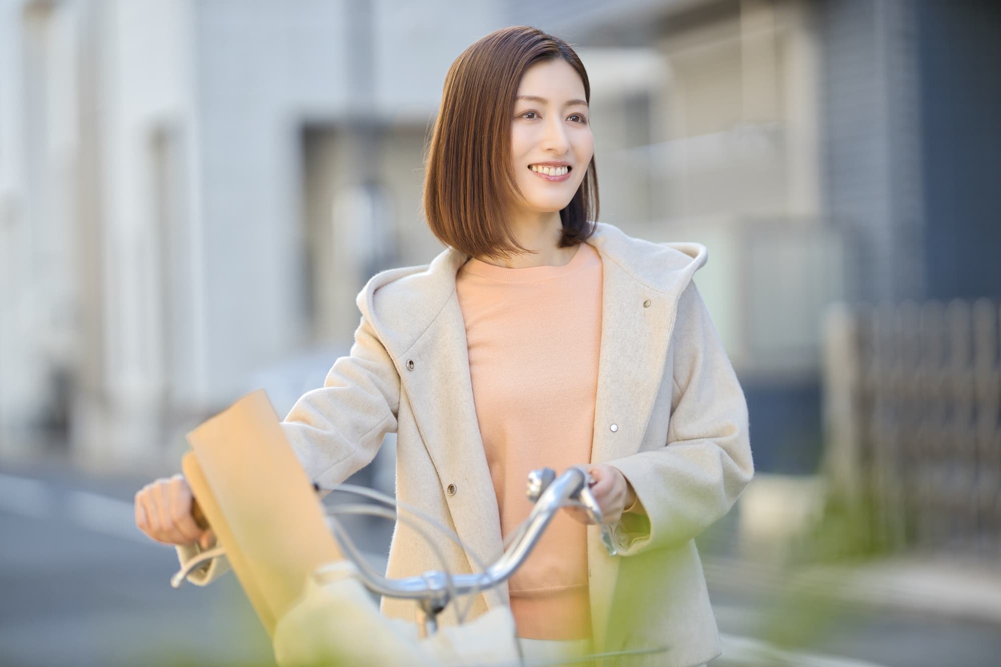 マウスピース矯正で整った歯並びになった笑顔の女性