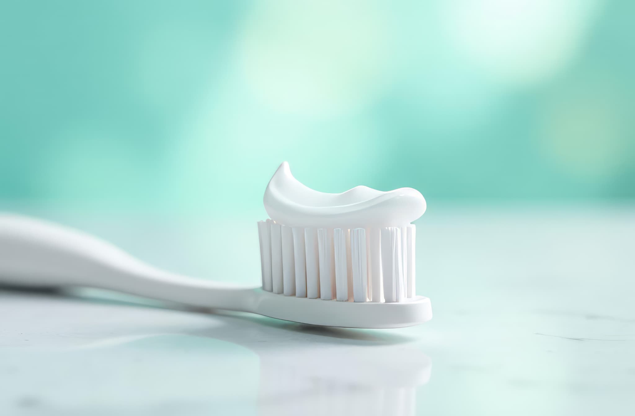 フッ化物を配合した歯磨き剤を使用するイメージ