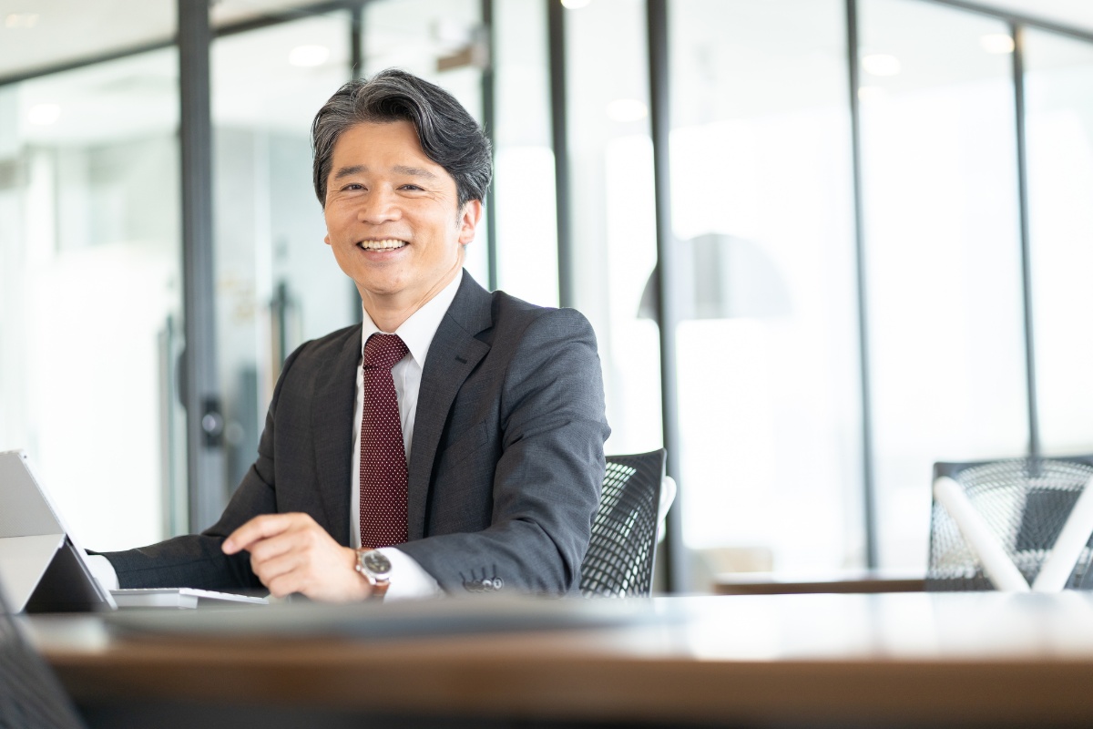 笑顔で仕事をしているミドル男性